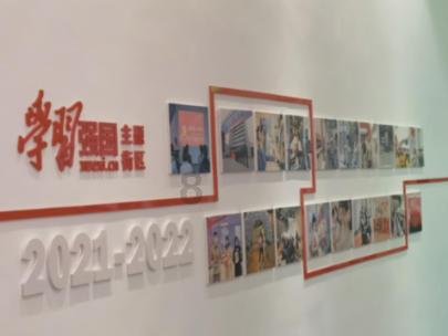 56岁好莱坞女星妮可基德曼，寒风中大秀露背裙，无视服装争议